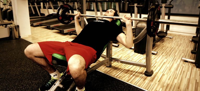 10-KICKASS-TIPS-TO-IMPROVE-BENCH-PRESS-STRENGTH